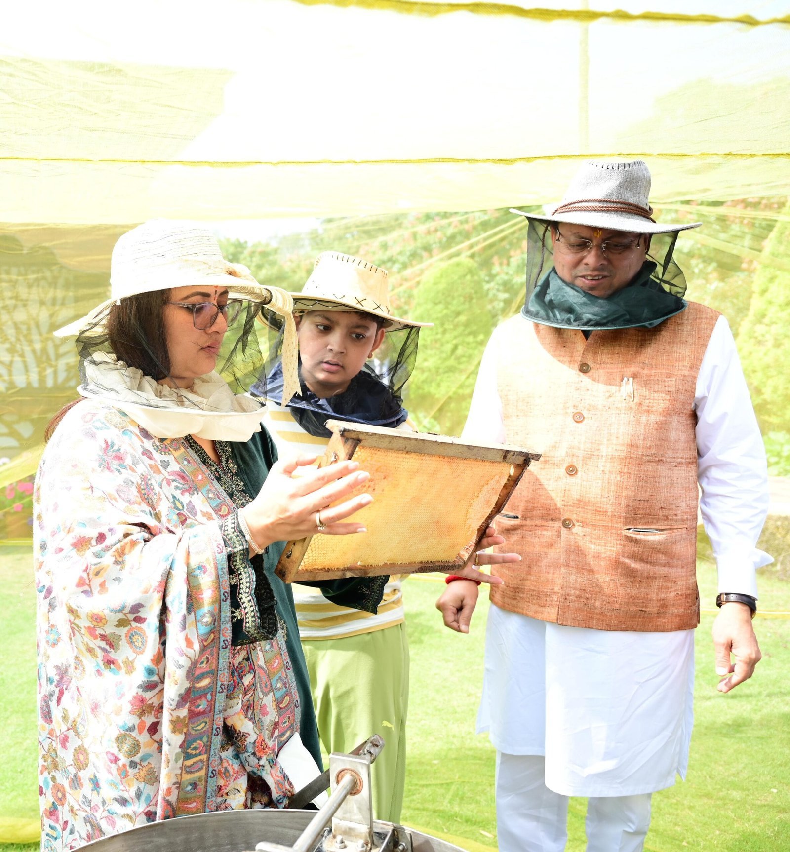 उत्तराखंड में स्वरोजगार का जरिया बन रहा है मौन पालन, मुख्यमंत्री पुष्कर सिंह धामी सरकार मौन पालन और शहद उत्पादन के क्षेत्र में कर रही तेजी से काम