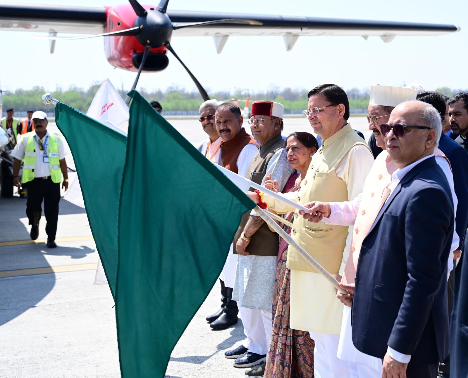 मुख्यमंत्री ने किया देहरादून – पिथौरागढ़ विमान सेवा का शुभारंभ     एलाइंस एयर देहरादून – पिथौरागढ़ के बीच संचालित करेगा 42 सीटर विमान सेवा