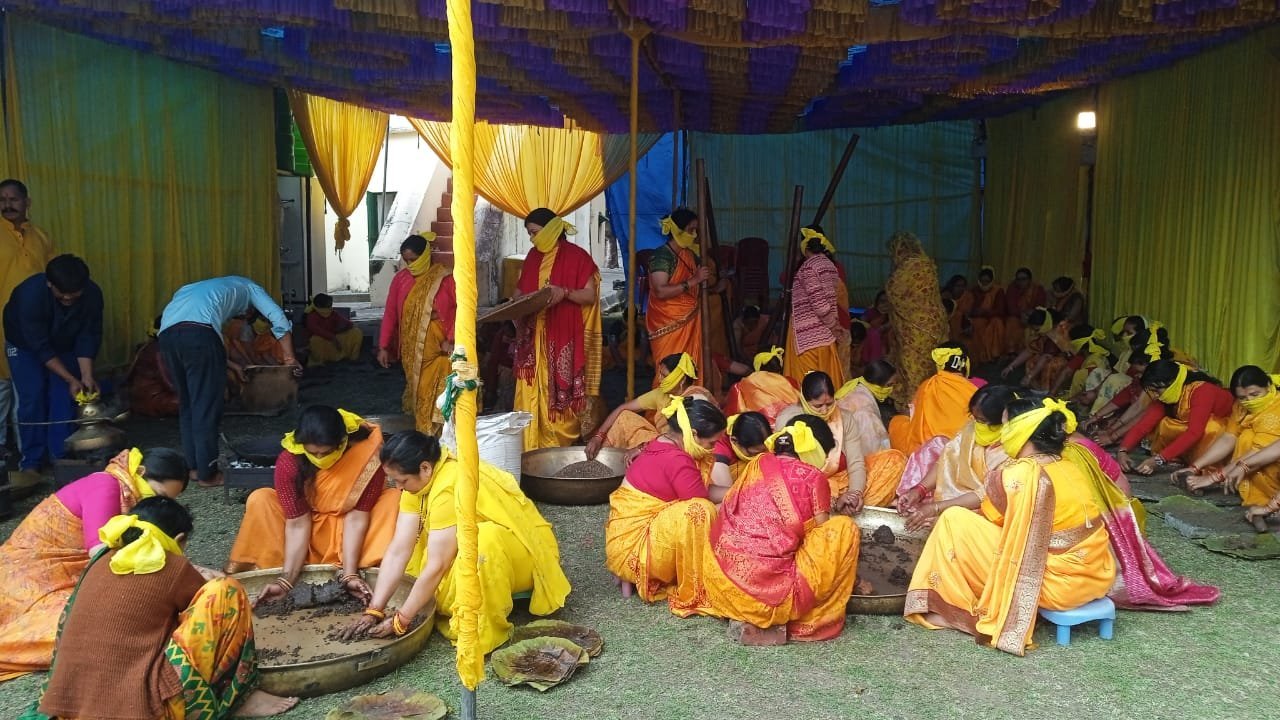 नरेंद्र नगर राजदरबार से ऋषिकेश पहुंची गाडू घड़ा तेल कलश यात्रा,