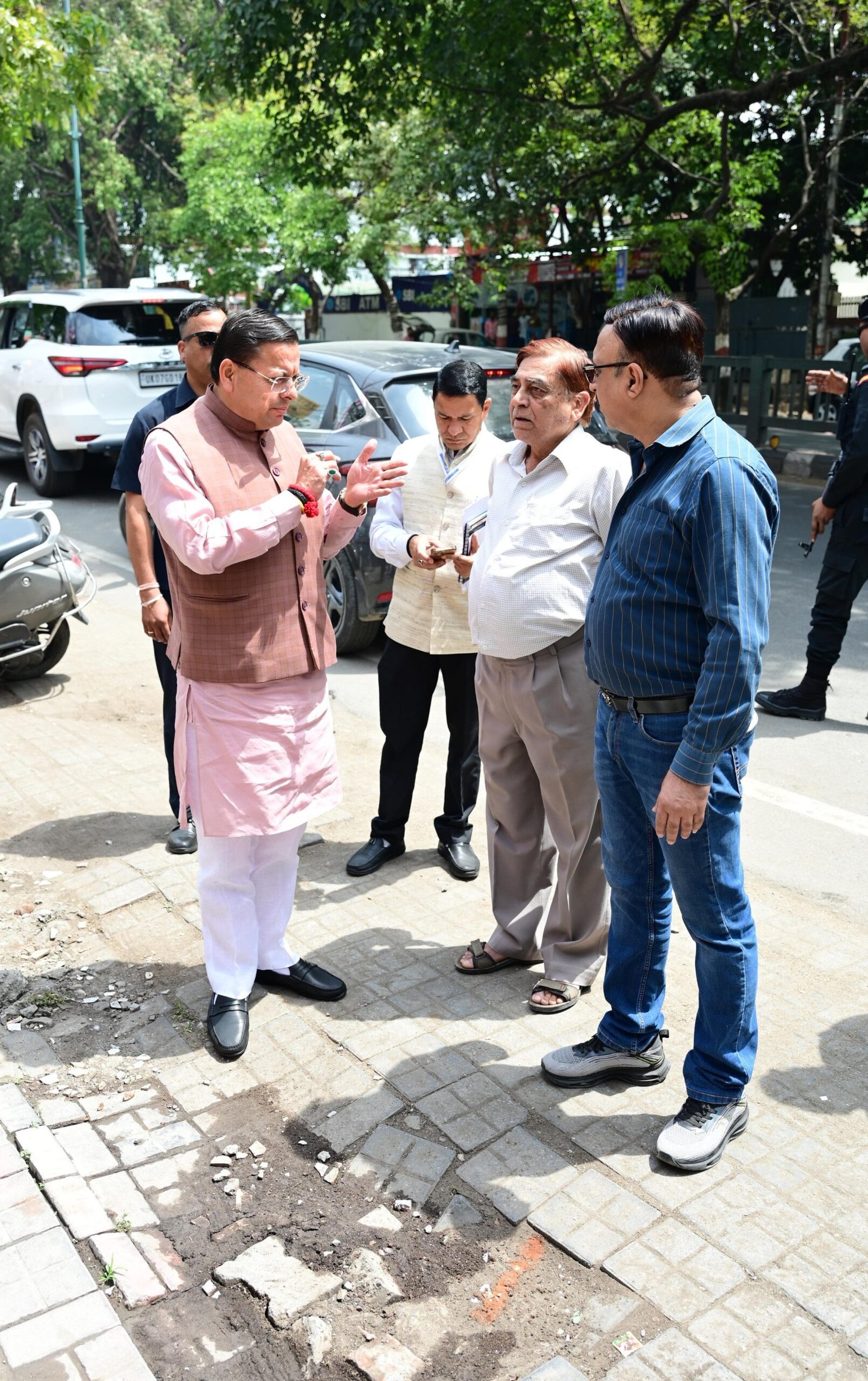 जन शिकायत की पड़ताल करने मौके पर पहुंचे सीएम, वीडियो कॉल के जरिए अधिकारियों को दिखाई स्थिति     सीएम हेल्पलाइन पर दर्ज शिकायत की पड़ताल करने खुद मौके पर पहुंचे सीएम धामी