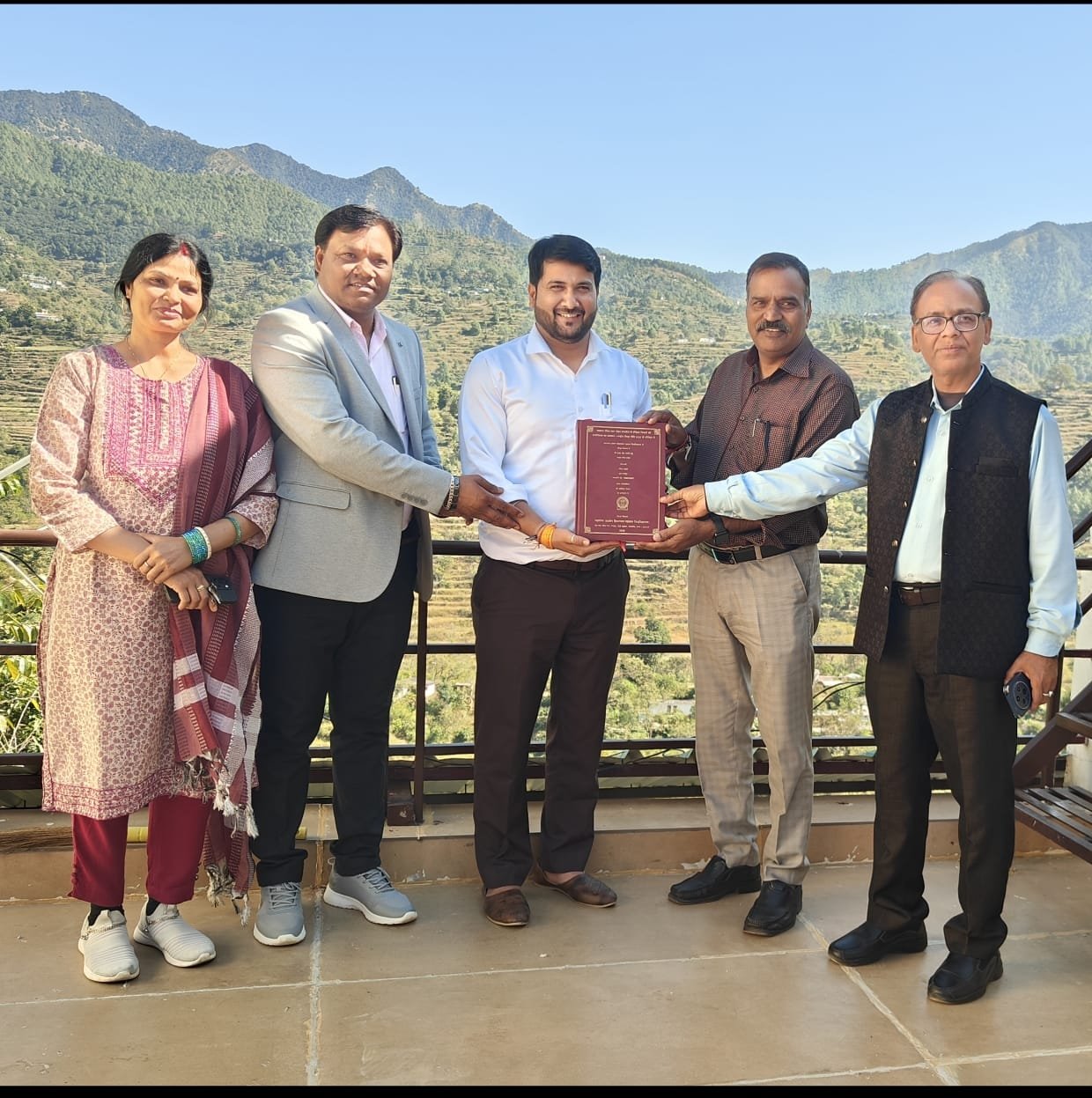 समाजसेवी डॉ. गौरव जोशी ने पीएचडी की उपाधि की अर्जित, क्षेत्र में खुशी की लहर